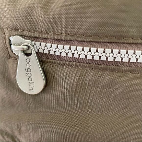 Baggallini Crossbody Multi Zipper Brown Bag 
W/Adjustable Strap NWOT! - Picture 4 of 13